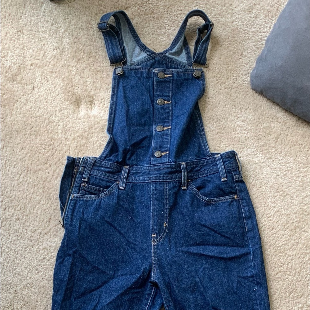 LEVI’S strap jeans with adjustable shoulder strap with pockets